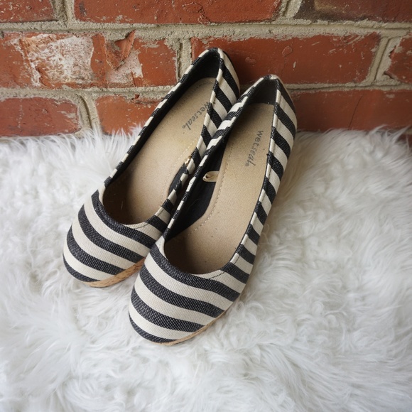 Navy Striped Wet Seal Wedges - Picture 2 of 8